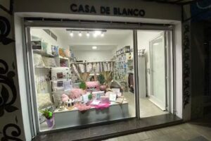 Monikleblanc, Casa de blanco,
